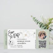Save the Date Boarding Pass Simple World Map QR Einladung (Stehend Vorderseite)