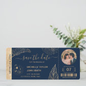 Save the Date Boarding Pass World Map Beach Foto Einladung (Stehend Vorderseite)