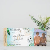 Save the Date Boarding Pass World Map Beach Foto Einladung (Stehend Vorderseite)