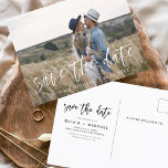 Save the Date Boho Minimalistisch Foto Modern Postkarte<br><div class="desc">Mit unserer Save the Date Boho Minimalistisch Foto Modern Postcard erfassen Sie die Essenz Ihrer Liebe. Diese Postkarte ist eine Mischung aus zeitgenössischem Minimalismus und böhmischem Charme und ist somit die perfekte Wahl für Ihre kommende Hochzeit. Diese Postkarte mit Ihrem hochgeschätzten Foto in der Verlobung wird zu einer greifbaren Erinnerung,...</div>