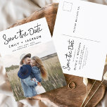 Save the Date Boho Minimalistisch Foto Modern Postkarte<br><div class="desc">Mit unserer Save the Date Boho Minimalistisch Foto Modern Postcard erfassen Sie die Essenz Ihrer Liebe. Diese Postkarte ist eine Mischung aus zeitgenössischem Minimalismus und böhmischem Charme und ist somit die perfekte Wahl für Ihre kommende Hochzeit. Diese Postkarte mit Ihrem hochgeschätzten Foto in der Verlobung wird zu einer greifbaren Erinnerung,...</div>