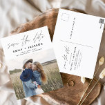 Save the Date Boho Minimalistisch Foto Modern Postkarte<br><div class="desc">Mit unserer Save the Date Boho Minimalistisch Foto Modern Postcard erfassen Sie die Essenz Ihrer Liebe. Diese Postkarte ist eine Mischung aus zeitgenössischem Minimalismus und böhmischem Charme und ist somit die perfekte Wahl für Ihre kommende Hochzeit. Diese Postkarte mit Ihrem hochgeschätzten Foto in der Verlobung wird zu einer greifbaren Erinnerung,...</div>