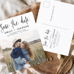 Save the Date Boho Minimalistisch Foto Modern Postkarte<br><div class="desc">Mit unserer Save the Date Boho Minimalistisch Foto Modern Postcard erfassen Sie die Essenz Ihrer Liebe. Diese Postkarte ist eine Mischung aus zeitgenössischem Minimalismus und böhmischem Charme und ist somit die perfekte Wahl für Ihre kommende Hochzeit. Diese Postkarte mit Ihrem hochgeschätzten Foto in der Verlobung wird zu einer greifbaren Erinnerung,...</div>