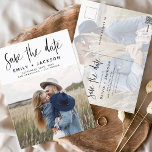 Save the Date Boho Minimalistisch Foto Modern Postkarte<br><div class="desc">Mit unserer Save the Date Boho Minimalistisch Foto Modern Postcard erfassen Sie die Essenz Ihrer Liebe. Diese Postkarte ist eine Mischung aus zeitgenössischem Minimalismus und böhmischem Charme und ist somit die perfekte Wahl für Ihre kommende Hochzeit. Diese Postkarte mit Ihrem hochgeschätzten Foto in der Verlobung wird zu einer greifbaren Erinnerung,...</div>