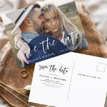 Save the Date Boho Minimalistisch Foto Modern Postkarte<br><div class="desc">Mit unserer Save the Date Boho Minimalistisch Foto Modern Postcard erfassen Sie die Essenz Ihrer Liebe. Diese Postkarte ist eine Mischung aus zeitgenössischem Minimalismus und böhmischem Charme und ist somit die perfekte Wahl für Ihre kommende Hochzeit. Diese Postkarte mit Ihrem hochgeschätzten Foto in der Verlobung wird zu einer greifbaren Erinnerung,...</div>
