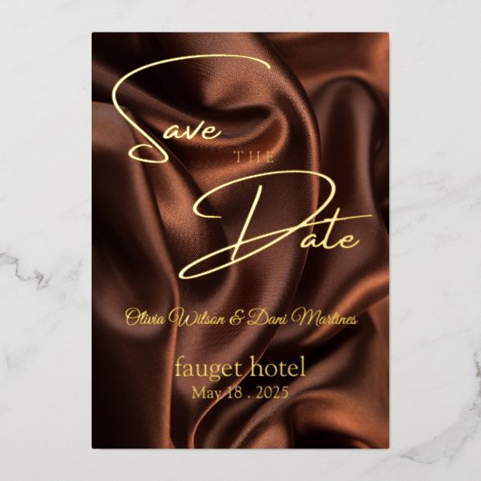 Save the Date brauner Seidenhintergrund Folieneinladung (Vorderseite)