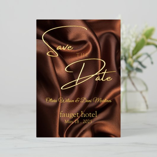 Save the Date brauner Seidenhintergrund Folieneinladung (Stehend vorne)