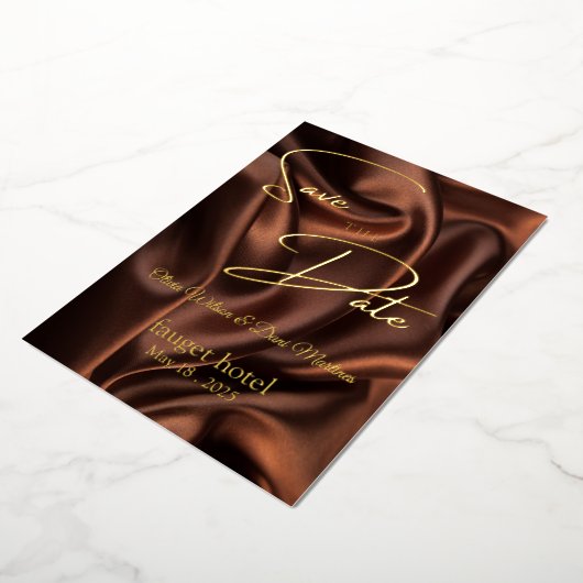 Save the Date brauner Seidenhintergrund Folieneinladung (Gedreht)