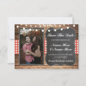 Save the Date Chalk Wood Rustic Red Karo Foto (Vorderseite)