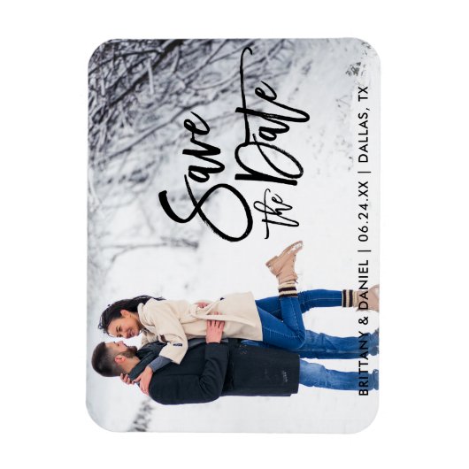 Save the Date Couple Foto Modern Brush Script Magnet (Vertikal)