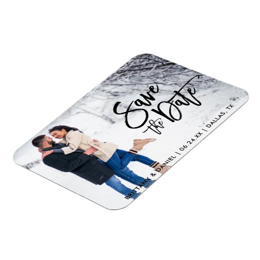 Save the Date Couple Foto Modern Brush Script Magnet (Linke Seite)