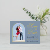 Save the Date Dusty Blue Foto in Arch Gold Script Folie Einladungspostkarte (Stehend vorne)