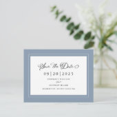 Save The Date | Dusty Blue Wedding Elegantes Scrip Ankündigungspostkarte (Stehend Vorderseite)