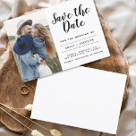 Save the Date Elegantes Minimalistisches einfaches<br><div class="desc">Modernes und elegantes Minimalistisches Foto Save the Date Hochzeitskarte. Die Save the Date einladende Einladungskarte beinhaltet eine moderne,  handgeschriebene Schrifttypografie mit einem schicken und schlichten Design,  mit dem Sie Ihre individuelle Verlobung-Fotografie hinzufügen können.</div>