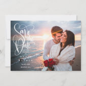 Save the Date Elegantes Script-Foto Einladung (Vorderseite)