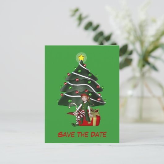 Save the Date Elf Weihnachtsbaum Holiday Postcard Ankündigungspostkarte (Stehend Vorderseite)