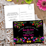 Save the Date florale mexikanische Fiesta Black Sw Ankündigungspostkarte<br><div class="desc">Floral Save the Date Postkarte, die Sie anpassen können, um Anzug jeder Gelegenheit. Das hübsche Design hat eine Fülle von mexikanischen Fiesta-Blume auf der Vorderseite mit rosa Typografie und einem schwarzen Hintergrund. Die Vorlage ist für Sie Set, um die Postkarte mit Ihrem besonderen Datum, Ihrem Anlass und Ihrem Namen zu...</div>