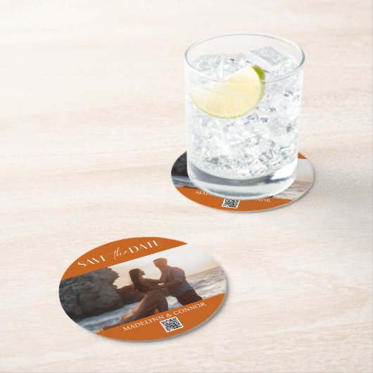 Save the Date flüssiger Script-Foto QR-Code Runder Pappuntersetzer (Vor Ort)