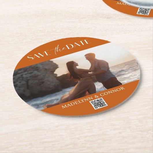 Save the Date flüssiger Script-Foto QR-Code Runder Pappuntersetzer (Angewinkelt)