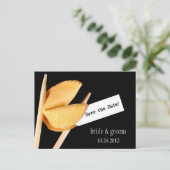 Save the Date Fortune Cookie Postcard Ankündigungspostkarte (Stehend Vorderseite)