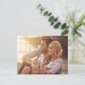 Save the Date Foto Eleganter Script QR Code Ankündigungspostkarte (Stehend Vorderseite)