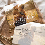 Save the Date Foto für handgeschriebene Herz-Schri Postkarte<br><div class="desc">Handgeschriebene Hochzeit Speichern Sie die Datumskarten mit einem Foto auf der Vorder- und Rückseite. Die Save the Date Herbst-,  Herbst-,  Winter-,  Frühlings- oder Sommerkarten enthalten eine moderne handgeschriebene Schriftzeichen-Typografie mit eleganten,  einfachen und modernen Herzenszügen,  die Sie nach einem einfachen Hochzeitsfest mit minimalistischer Note verwenden können.</div>