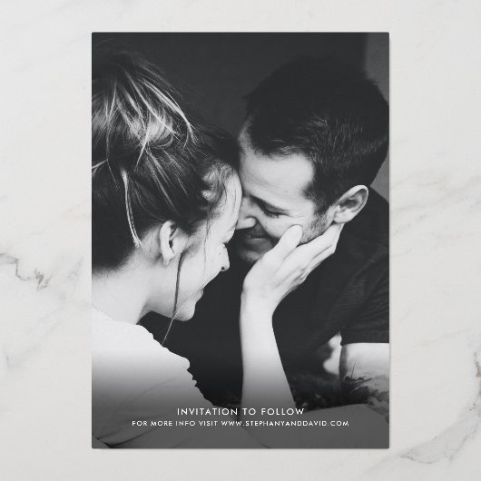 Save the Date Foto Modern Fun Script Real Gold Folieneinladung (Rückseite)