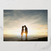 Save the Date Foto Moderne einfache Script-Rose Go Folieneinladung (Rückseite)