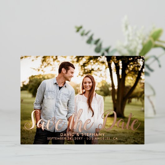 Save the Date Foto Moderne einfache Script-Rose Go Folieneinladung (Stehend vorne)