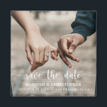 Save the Date Foto Modernes, elegantes Skript Magnet<br><div class="desc">Mit diesen handgeschriebenen Drehbüchern können Sie Ihr Hochzeitstermin verkünden und die Datums-Magnete speichern. Passen Sie Ihre individuellen Foto- und Hochzeitsdetails an.</div>