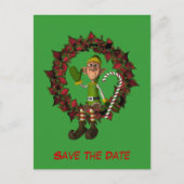 Save the Date Funny Elf auf Wreath Holiday Ankündigungspostkarte (Vorderseite)