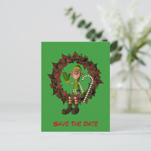 Save the Date Funny Elf auf Wreath Holiday Ankündigungspostkarte (Stehend Vorderseite)