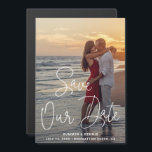 Save the Date für unser Date Elegante Script-Foto  Magneteinladung<br><div class="desc">Modernes Foto magnetisch Save the Date mit Ihrem vollen blutenden vertikalen Bild mit einem Texteüberlagerungsschreiben mit den Worten "Rett Unser Datum" in einem dünnen,  weißen Schriftart. Im Folgenden sind zwei Zeilen Text für Ihre Hochzeitsdetails. Ein schlichtes und dennoch elegantes Design,  das Ihr Foto zum Hauptmerkmal macht.</div>