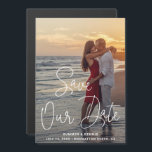 Save the Date für unser Date Elegante Script-Foto  Magneteinladung<br><div class="desc">Modernes Foto magnetisch Save the Date mit Ihrem vollen blutenden vertikalen Bild mit einem Texteüberlagerungsschreiben mit den Worten "Rett Unser Datum" in einem dünnen,  weißen Schriftart. Im Folgenden sind zwei Zeilen Text für Ihre Hochzeitsdetails. Ein schlichtes und dennoch elegantes Design,  das Ihr Foto zum Hauptmerkmal macht.</div>
