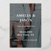 Save the Date Gold Calligraphy Foto Foil Folieneinladung (Rückseite)