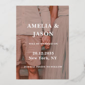 Save the Date Gold Calligraphy Foto Folieneinladung (Rückseite)