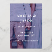 Save the Date Gold Calligraphy Foto Folieneinladung (Rückseite)