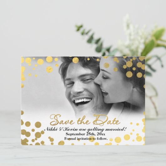 SAVE THE DATE Gold Foil Confetti Dots Fotokarte Einladung (Stehend Vorderseite)