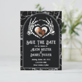 Save the Date Halloween Skeleton Heart Hands (Stehend Vorderseite)