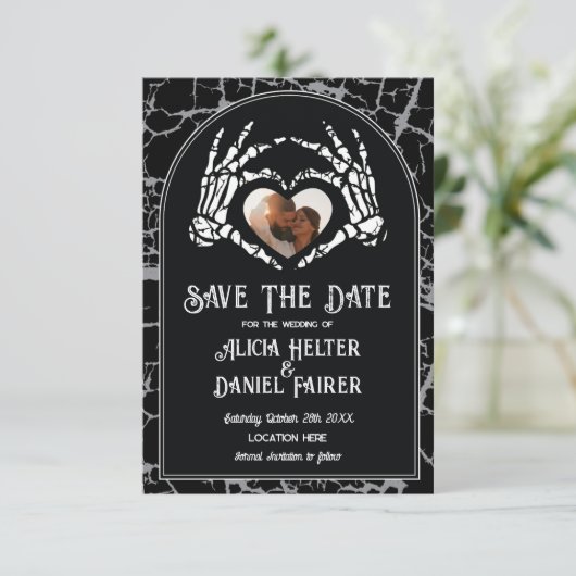 Save the Date Halloween Skeleton Heart Hands (Stehend Vorderseite)