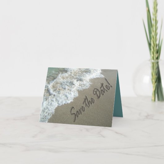 Save the Date Hochzeit in Urlaubsort Sand Writing Ankündigung (Vorderseite)