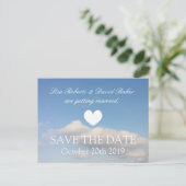 Save the Date Hochzeitskarte | Himmel mit weißen W Ankündigungspostkarte (Stehend Vorderseite)