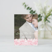 Save the Date Ihr Foto Rosa und Weiße Damast Ankündigungspostkarte (Stehend Vorderseite)