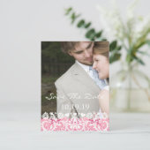 Save the Date Ihr Foto Rosa und Weiße Damast Ankündigungspostkarte (Stehend Vorderseite)