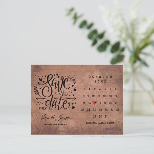 Save the Date Kalender Rote Liebe Herz Rustikales  Postkarte (Stehend Vorderseite)