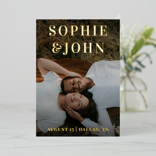 Save the Date Minimalistisches dunkles ausgeblende Folieneinladung (Stehend vorne)