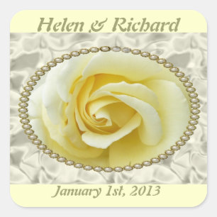 Save the Date mit gelber Rose, Perlen u. Satin Quadratischer Aufkleber