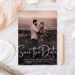 Save the Date Modernes Foto<br><div class="desc">Dieses moderne Drehbuch Save the Date mit einer Platzhalterkarte für ein Foto ist ideal für Paare,  die eine moderne Ästhetik Liebe. Die Vorderseite wird mit den Worten "Save the Date" in einem handgeschriebenen Schriftart der Unterschrift versehen. Die Hintergrundfarbe kann in jede gewünschte Farbe geändert werden.</div>