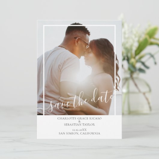 Save the Date Modernes Personalisiertes Foto Ankündigung (Stehend Vorderseite)