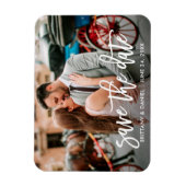 Save the Date Modernes Pinselskript Couple Foto Magnet (Vertikal)